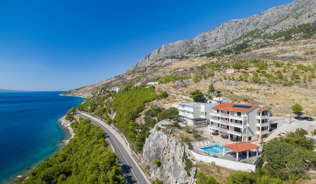 Beachfront Apartments Lara Омиш Экстерьер фото