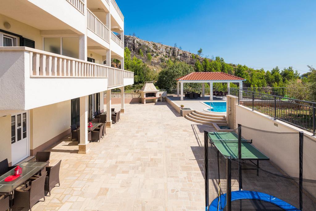 Beachfront Apartments Lara Омиш Экстерьер фото