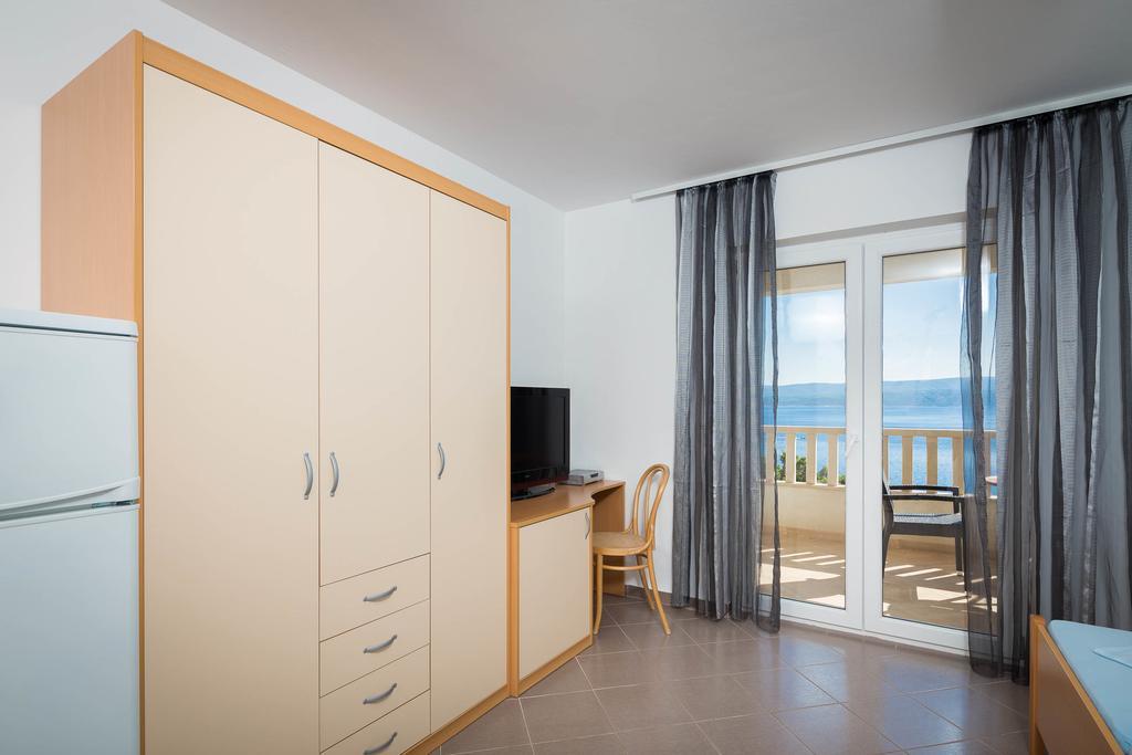 Beachfront Apartments Lara Омиш Экстерьер фото
