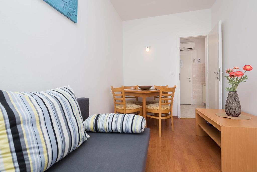 Beachfront Apartments Lara Омиш Экстерьер фото