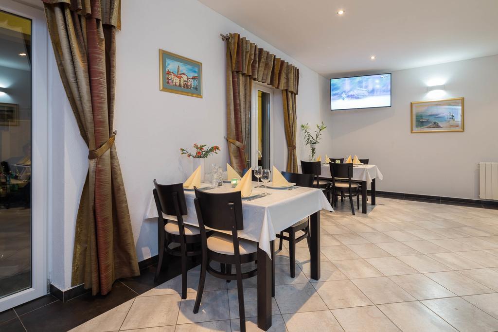 Beachfront Apartments Lara Омиш Экстерьер фото