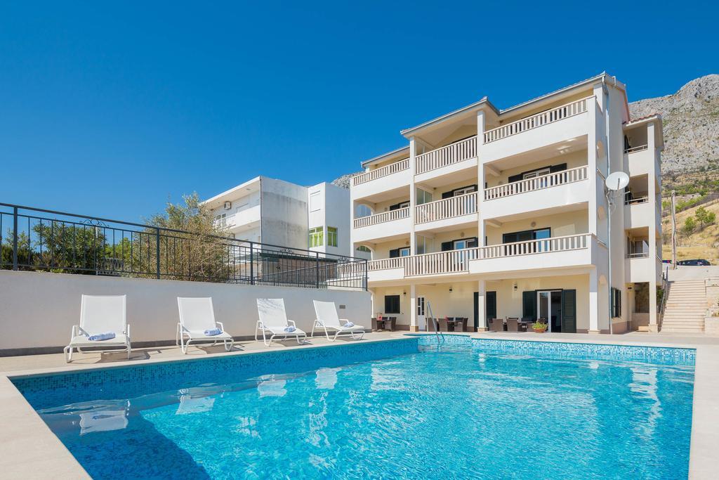 Beachfront Apartments Lara Омиш Экстерьер фото