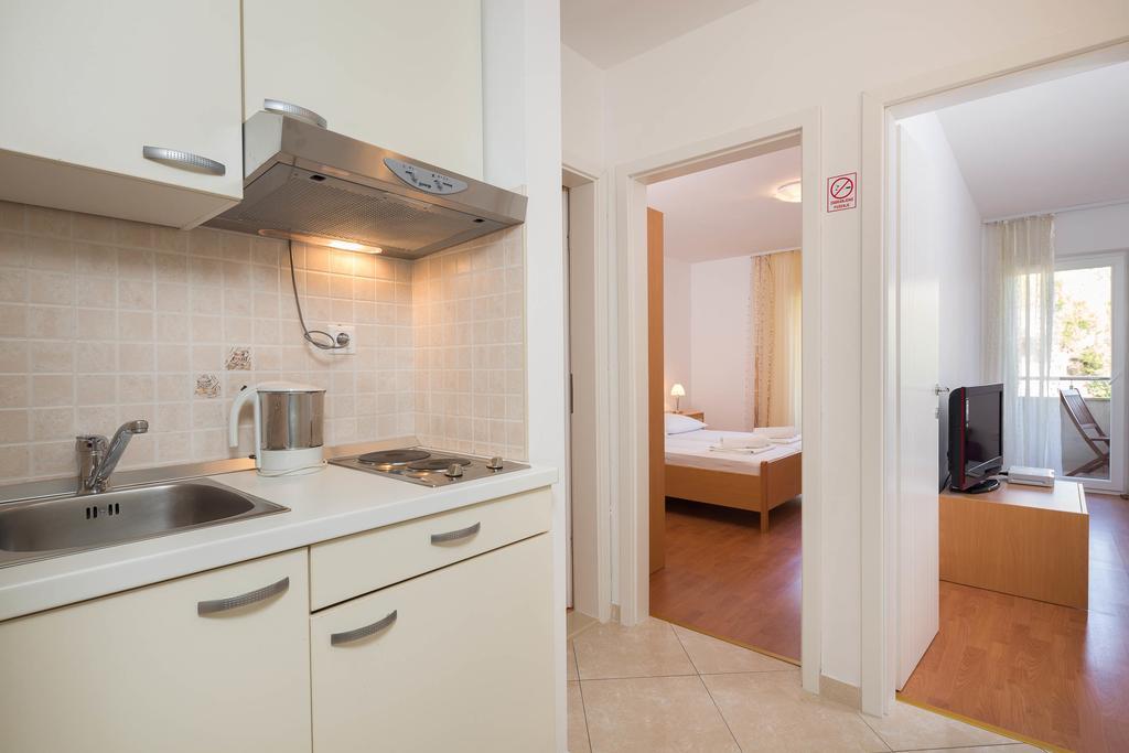 Beachfront Apartments Lara Омиш Экстерьер фото