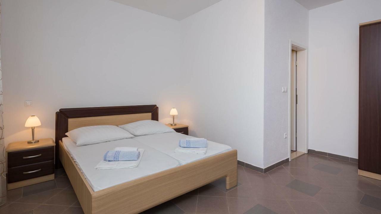 Beachfront Apartments Lara Омиш Номер фото